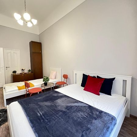 Baross Apartment With Convenience And Style Budapest Esterno foto