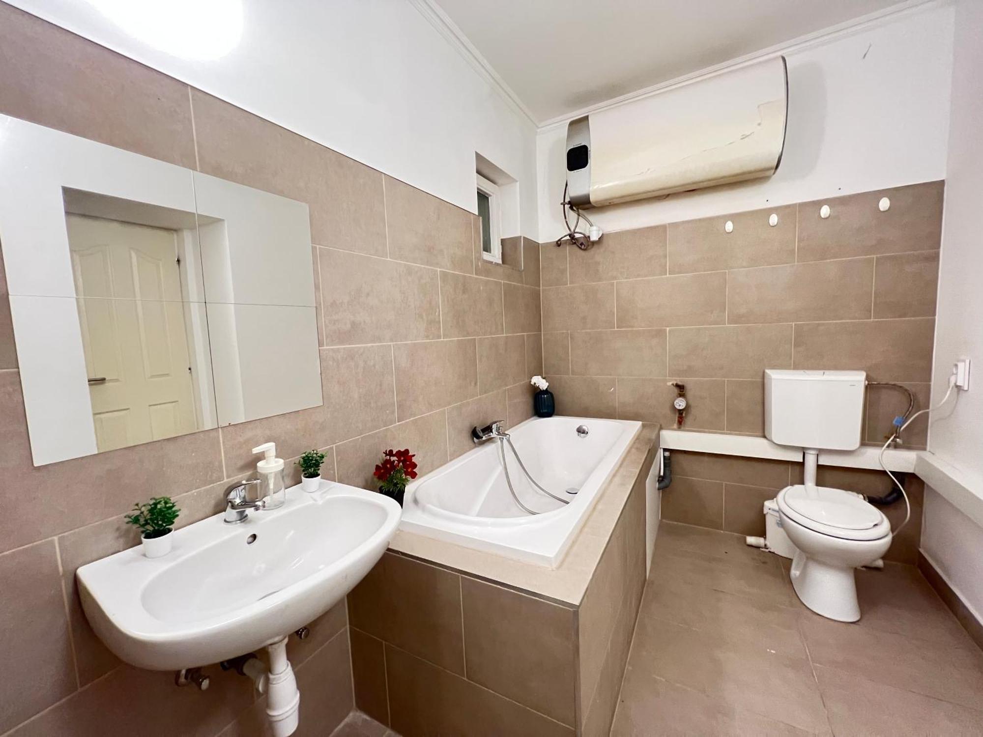 Baross Apartment With Convenience And Style Budapest Esterno foto